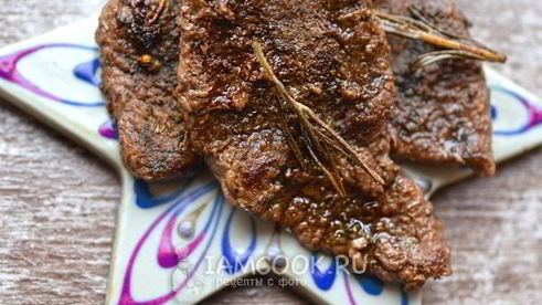 стейк из говядины на сковороде