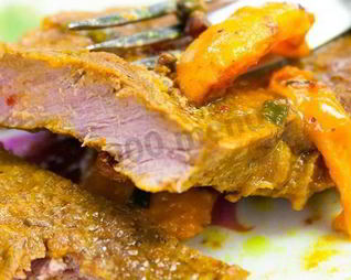 Стейк из говядины с абрикосовыми дольками