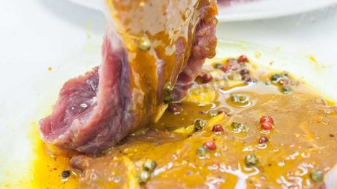 стейк из говядины с абрикосовыми дольками