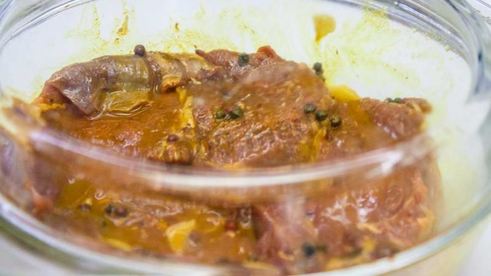 стейк из говядины с абрикосовыми дольками