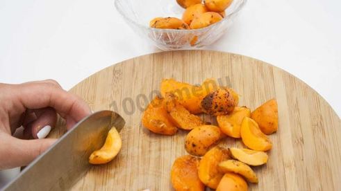 стейк из говядины с абрикосовыми дольками