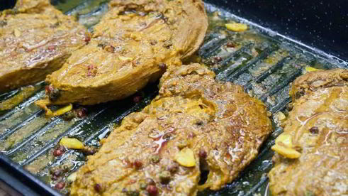 стейк из говядины с абрикосовыми дольками