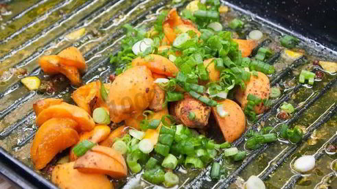 стейк из говядины с абрикосовыми дольками