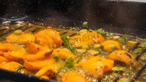 стейк из говядины с абрикосовыми дольками