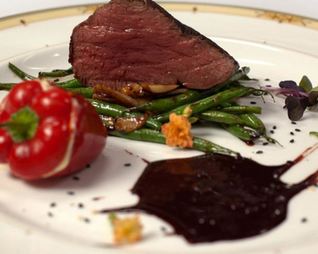 Стейк из говядины с шоколадным соусом и овощами вок