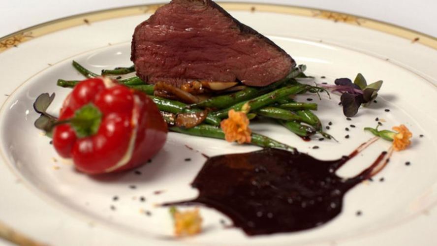 Рецепт стейка из говядины с шоколадным соусом и овощами вок