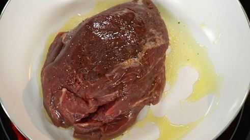 стейк из говядины с шоколадным соусом и овощами вок