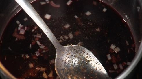 стейк из говядины с шоколадным соусом и овощами вок