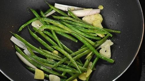 стейк из говядины с шоколадным соусом и овощами вок