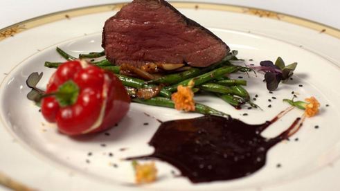 стейк из говядины с шоколадным соусом и овощами вок