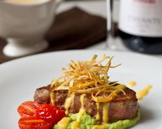 Стейк из говядины с тыквенным соусом и пюре из брокколи