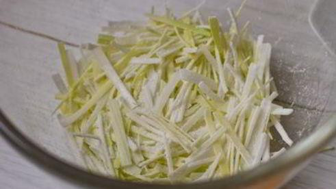 стейк из говядины с тыквенным соусом и пюре из брокколи