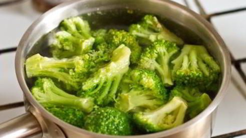 стейк из говядины с тыквенным соусом и пюре из брокколи