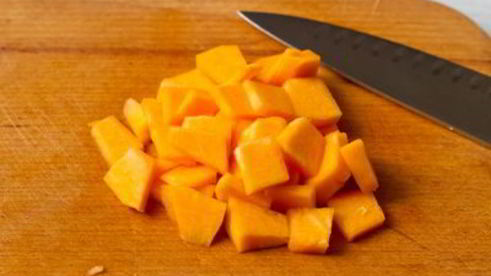 стейк из говядины с тыквенным соусом и пюре из брокколи