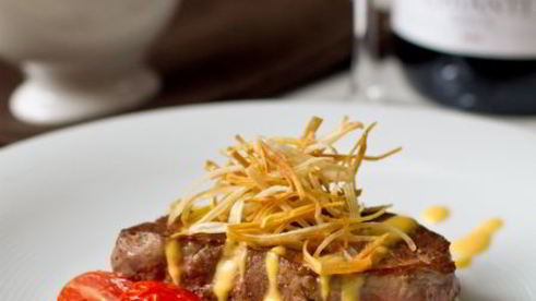 стейк из говядины с тыквенным соусом и пюре из брокколи