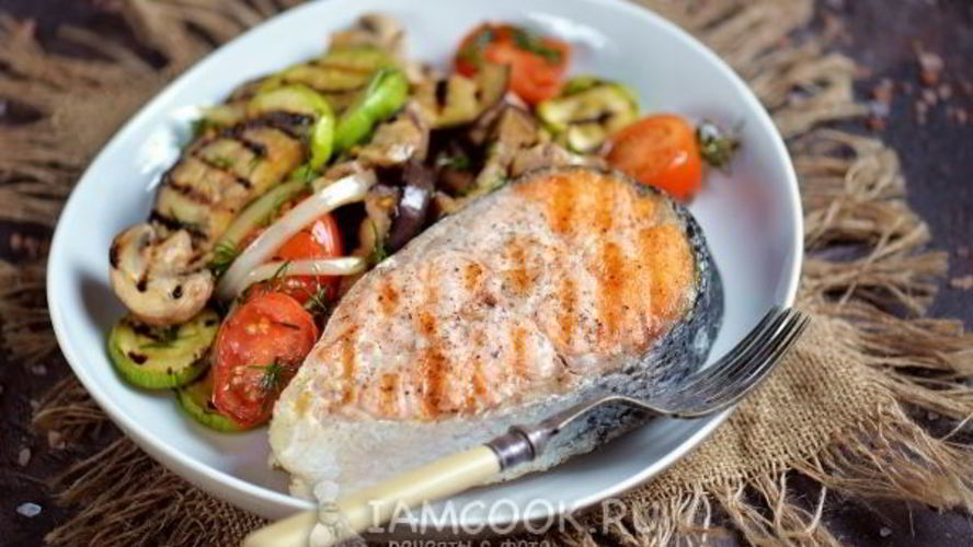 Рецепт стейка из лосося с овощами-гриль