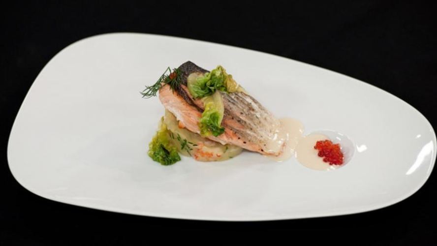 Рецепт стейка из семги на печеном картофеле с икорным соусом