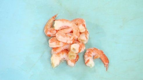 стейк из семги на печеном картофеле с икорным соусом