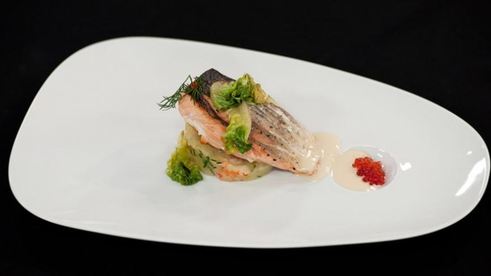 стейк из семги на печеном картофеле с икорным соусом