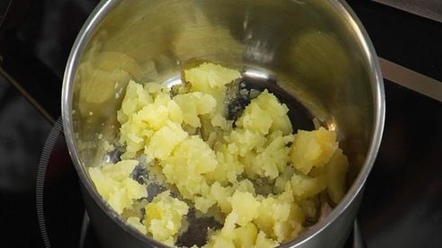 стейк из семги на печеном картофеле с икорным соусом