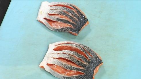 стейк из семги на печеном картофеле с икорным соусом