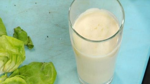 стейк из семги на печеном картофеле с икорным соусом