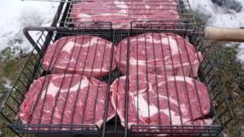 стейк из свинины на гриле