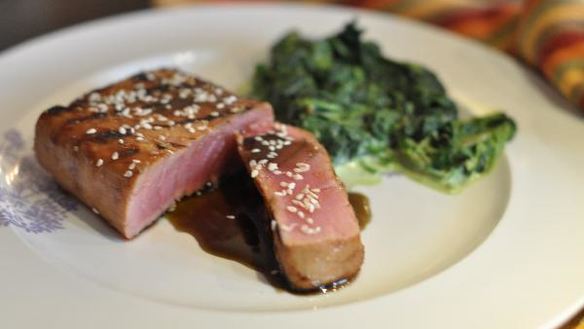 Рецепт Стейка из тунца в гранатовом соусе со шпинатом