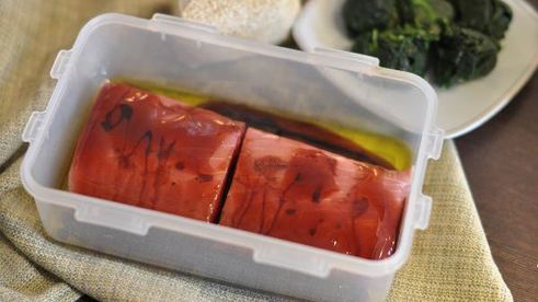 стейк из тунца в гранатовом соусе со шпинатом