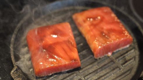 стейк из тунца в гранатовом соусе со шпинатом