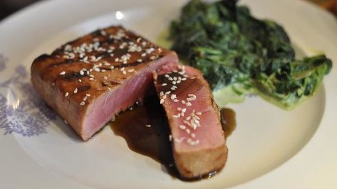 стейк из тунца в гранатовом соусе со шпинатом