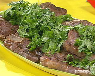 Стейк на ребре с сыром, оливками и травами