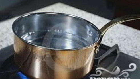 стейк на ребре с сыром, оливками и травами