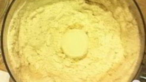 стейк на ребре с сыром, оливками и травами