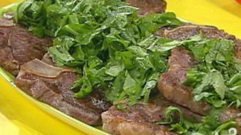 стейк на ребре с сыром, оливками и травами