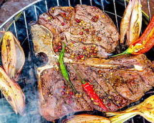 Стейк портерхаус на углях, с перечным соусом