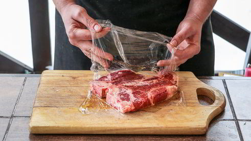 стейк портерхаус на углях, с перечным соусом