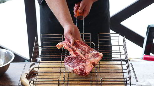 стейк портерхаус на углях, с перечным соусом