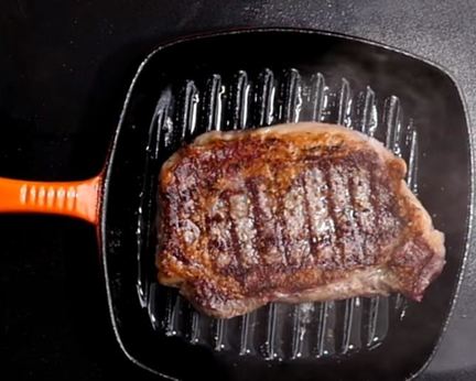 Стейк рибай на сковороде