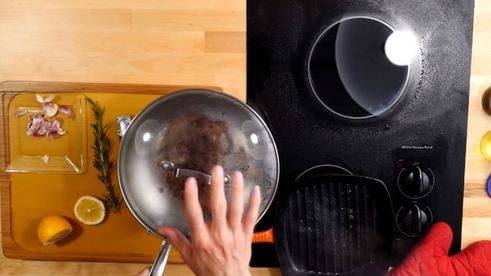 стейк рибай на сковороде