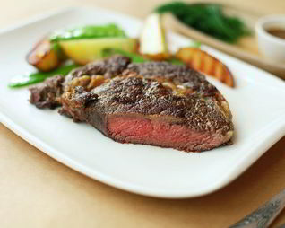 Стейк с картофелем и французским зеленым горошком на гриле