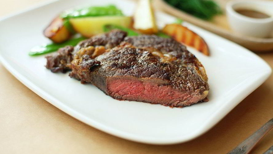 Рецепт стейка с картофелем и французским зеленым горошком на гриле