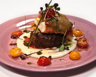 Стейк с крабовым мясом и чесночным пюре