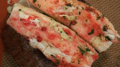 стейк с крабовым мясом и чесночным пюре