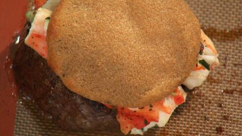 стейк с крабовым мясом и чесночным пюре