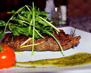 Стейк с креветками и устричным соусом