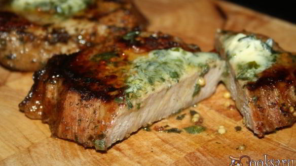 Рецепт Стейков из говядины с тархуновым сливочным маслом на мангале на дощечке