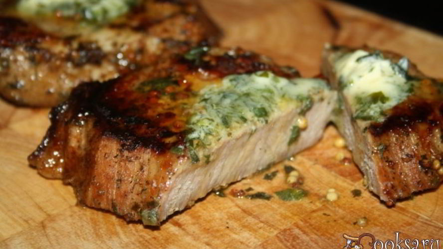 Рецепт стейков из говядины с тархуновым сливочным маслом на мангале на дощечке