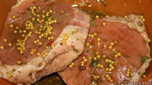 стейки из говядины с тархуновым сливочным маслом на мангале на дощечке