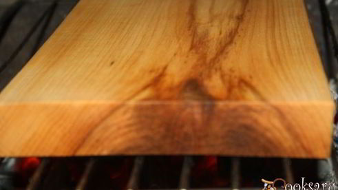 стейки из говядины с тархуновым сливочным маслом на мангале на дощечке